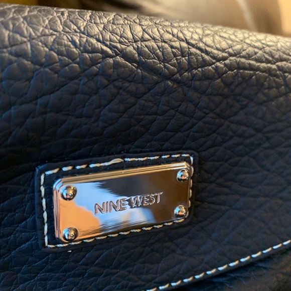 Nine West black crossbody/wristlet bag - Picture 3 of 5